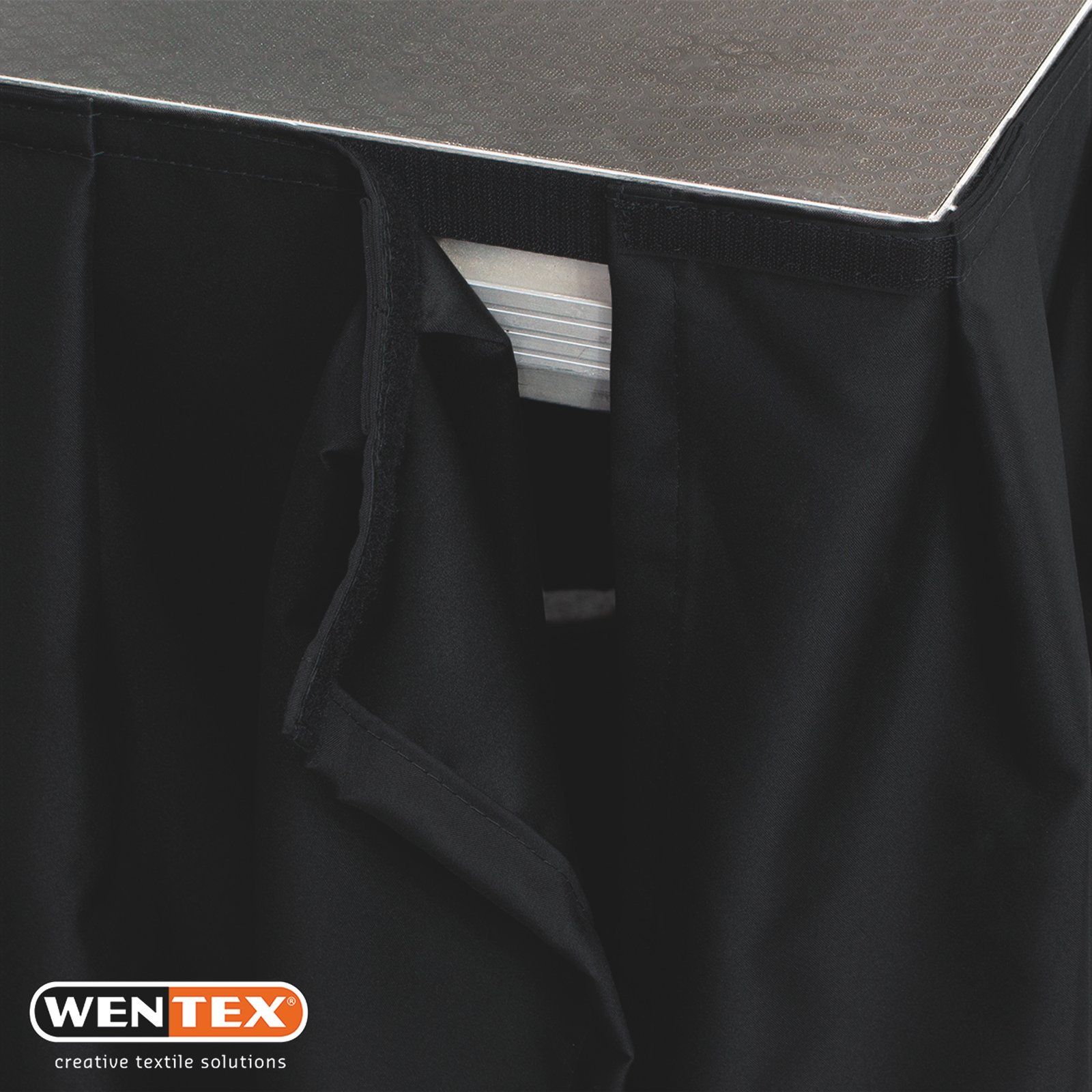 WENTEX geplooide zwarte podiumrok 620 x 100 cm Molton CS 300 g/m² Deco doeken J&H licht en geluid 3 WENTEX geplooide zwarte podiumrok 620 x 100 cm Molton CS 300 g/m² Deco doeken J&H licht en geluid 3