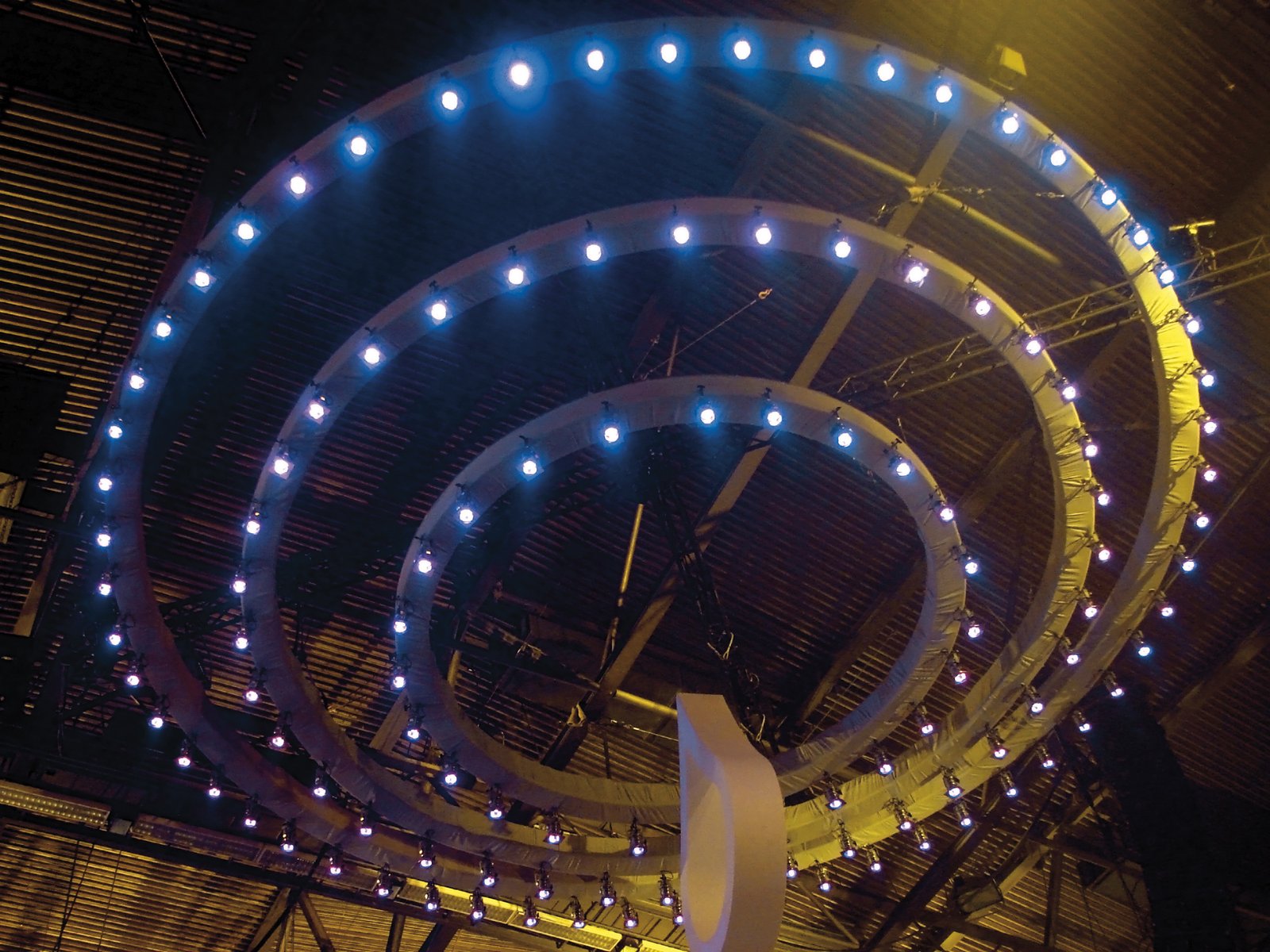 MILOS Pro-30 Square G trusscirkel Ø 4 m gepolijst zilver Podium en rigging J&H licht en geluid 2 MILOS Pro-30 Square G trusscirkel Ø 4 m gepolijst zilver Podium en rigging J&H licht en geluid 2