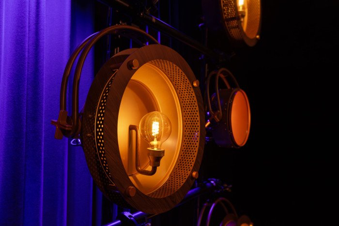 Showtec Edison Vintage Wood Grain met warme filamentlamp en houtnerfafwerking