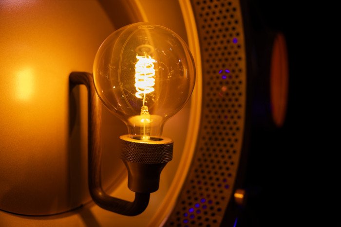 Close-up van een warme filamentlamp in een Edison Vintage Wood Grain-armatuur